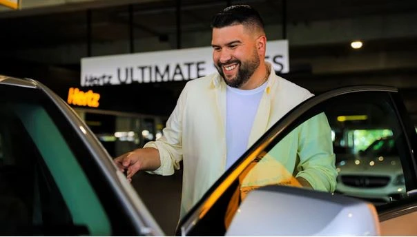 Agent RoadTrip remettant les cles a un client